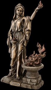 Hestia figur i bronze på skandinavisk kommode